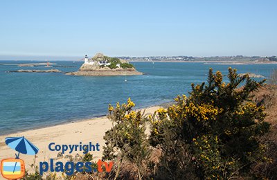 Plage à Carantec et ile de Louet