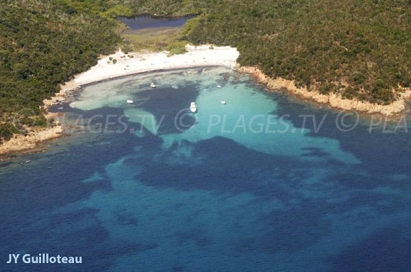 Plage de Tahiti de Porto Vecchio en vue aérienne