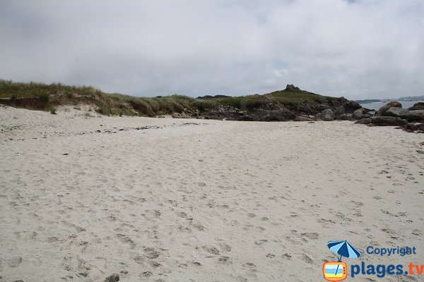 Grande plage de sable peu fréquentée sur l'ile de Batz