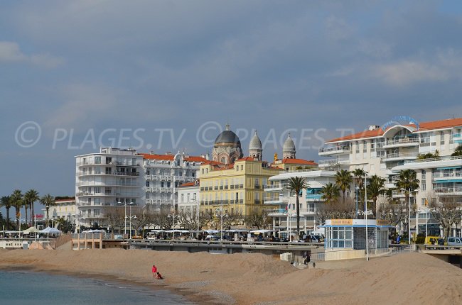 Bord de mer de Saint Raphaël depuis la plage