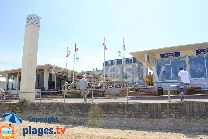 Centre ville de Luc sur Mer avec sa plage