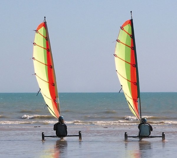 Char à voile au bord de l'Atlantique