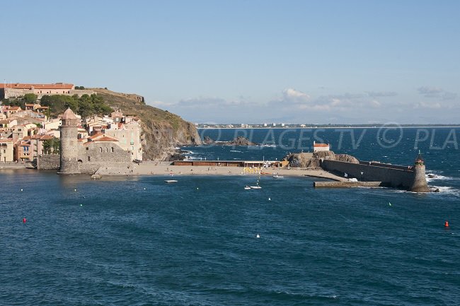 Collioure avec son église St Vincent et la Côte du Languedoc