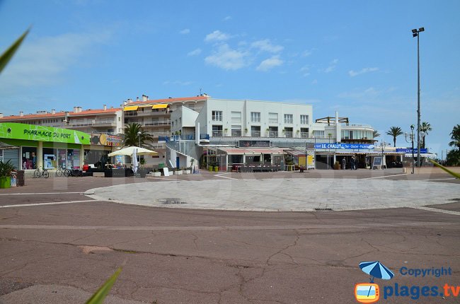 Restaurants and shops next to the port of St Cyprien