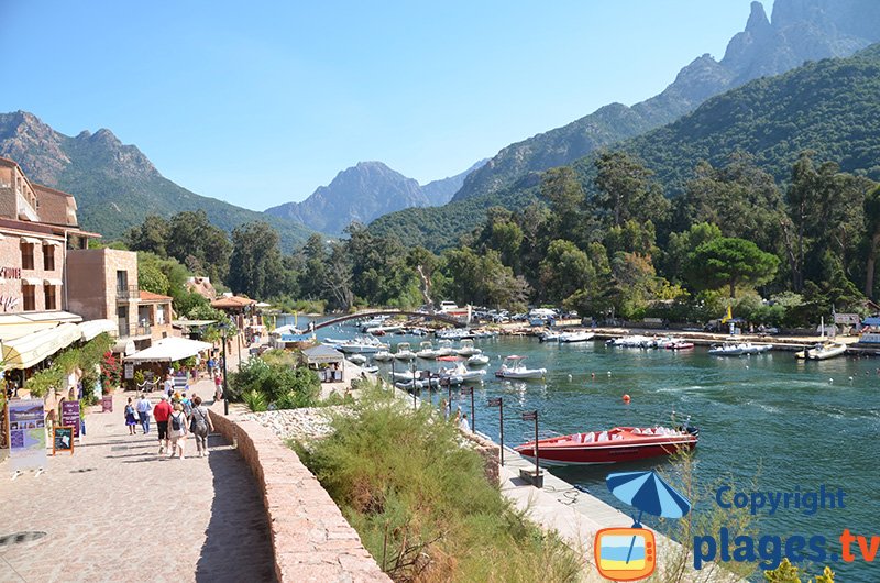 Port de Porto, point de départ de la réserve de Scandola