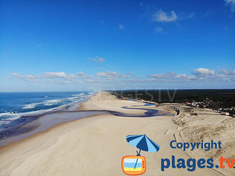 Plage avec le courant d'Huchet dans le sud-ouest