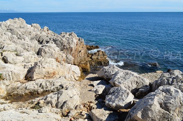 Bucht am Cap d'Antibes mit Felsen