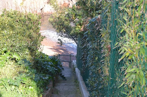 Escaliers pour la crique de la Baumette