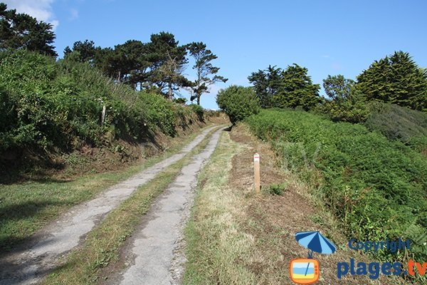 Chemin d'accès à la plage de Bezinog à Plouguerneau