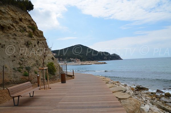 Footpath of Bramaraou beach - St Cyr sur Mer