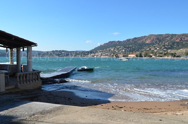 Plage sur le boulevard Brieux à Agay