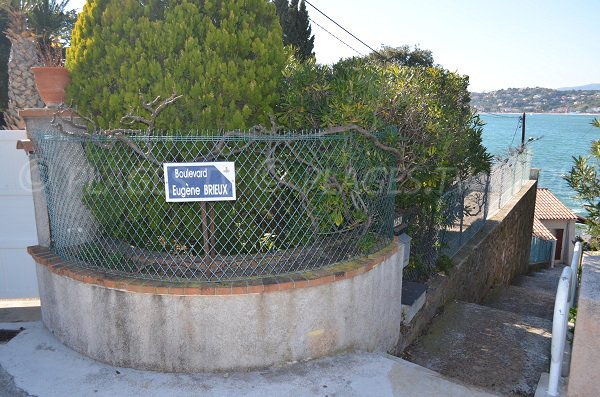 Access to Brieux cove in Agay