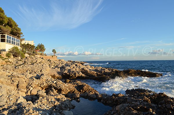 Piscine naturelle au Cap d'Ail au milieu des rochers