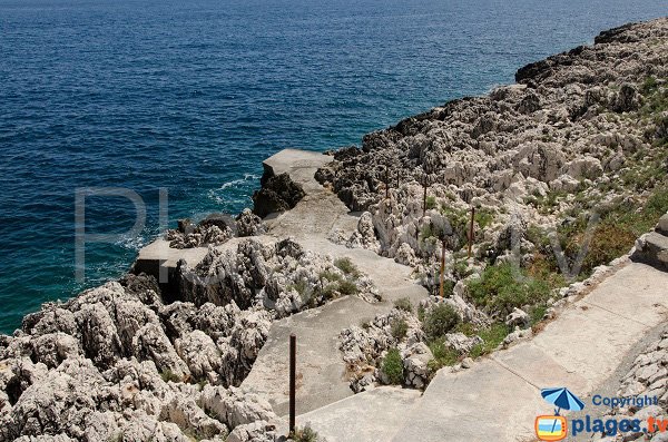 Swimming on the coastal path near the old quarry - Saint Jean Cap Ferrat