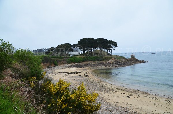 Crique du Castel avec vue sur la pointe de Varlen