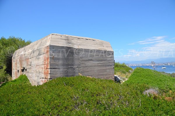 Bunker sur la pointe de la Convention aux Iles de Lérins