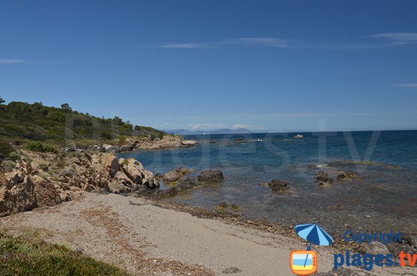 Crique sur le sentier des douaniers à St Tropez à proximité des Salins