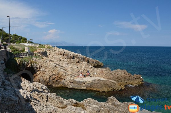 Baden in Felsen entlang der Garoupe Straße in Cap d'Antibes