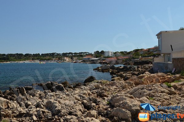 Rochers pour accéder à la plage de la Gardiole