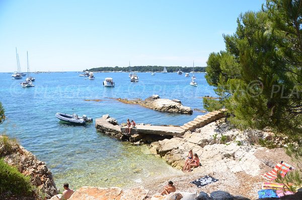 Cove with a pontoon on the islands of Lérins - Ste Marguerite