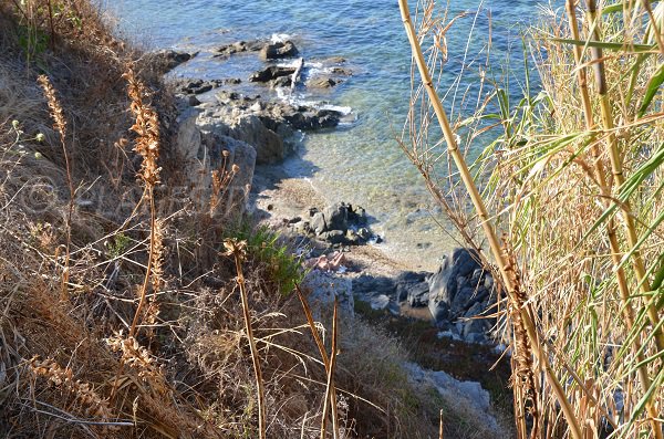 Bucht auf dem Küstenweg in der Nähe des Strandes von Graniers