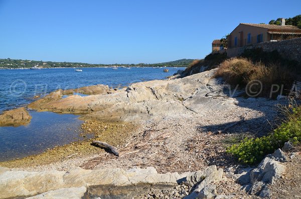 Crique de galets à St Tropez - quartier des Moulins