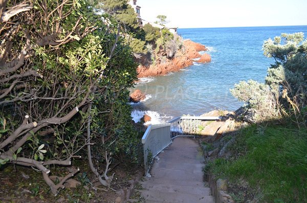 Accès à la plage de l'Ile des Vieilles à Agay