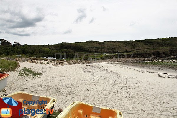 Parking au bord de la crique d'Illien à Ploumoguer