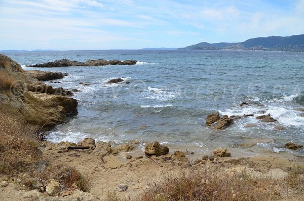 Photo de la crique de l'Ilot du Crocodile sur le sentier du littoral