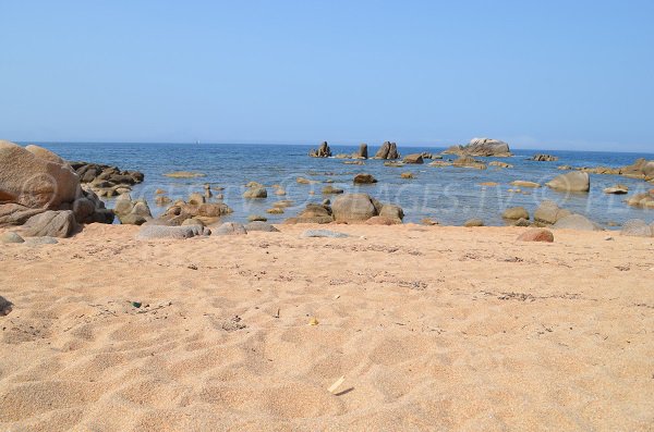 Spiaggia di sabbia sulla punta di Sette Nave in Isolella