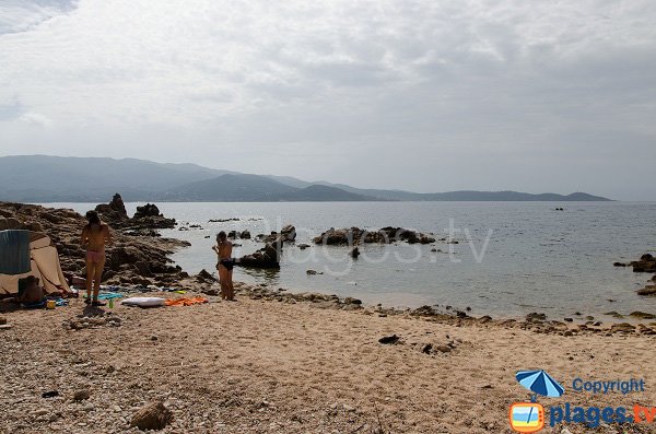 Photo de la crique au sud d'Isolella - Corse