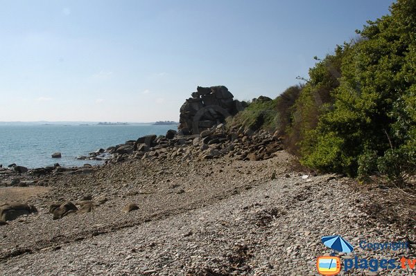 Crique de galets proche du jardin exotique de Roscoff