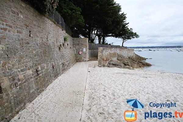 Sentier du littoral le long de la crique de Kerlosquen à Fouesnant