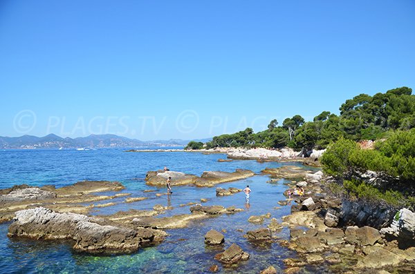 Rocks between Dragon and Laoute coves