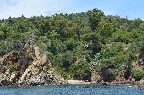 Crique du Layet en galets du Lavandou depuis la Mer