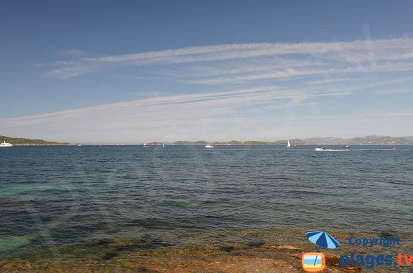 Vue sur le continent depuis une crique de Porquerolles