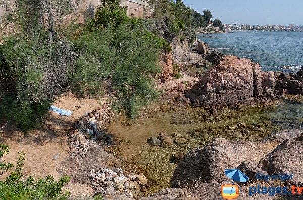 spiaggetta di sabbia a Vallauris Golfe Juan