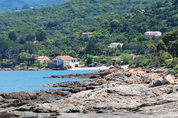 Vue globale de la crique d'Orcino en Corse