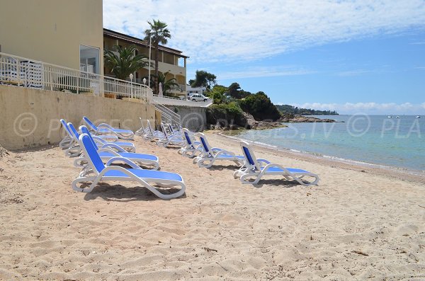 Plage en dessous de l'hôtel Paradisu à Porticcio