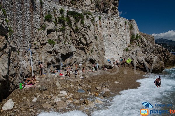 Spiaggia molto intima vicina alla Rocca e al palazzo del principato