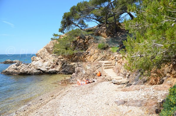 Crique sauvage sur le sentier du littoral à La Londe les Maures