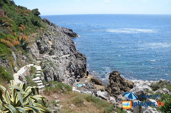 Chemins pour accéder aux criques du Phare - Cap Ferrat