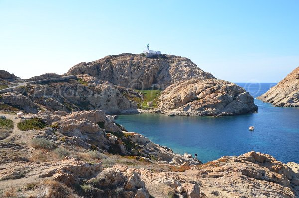 Photo de la crique de la Pietra avec le phare - L'Ile Rousse