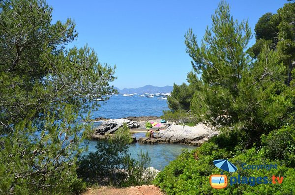 Portet cove and view on Estérel - south of France