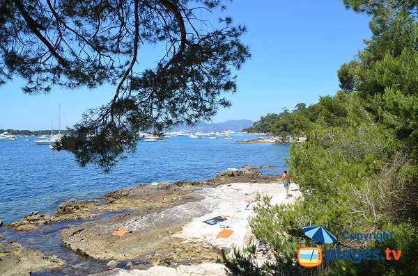 Rochers plats à côté de l'allée de Portet sur les Iles de Lérins