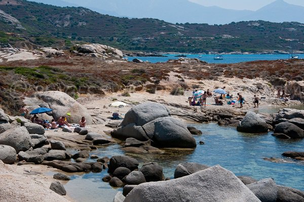 Plage en Corse dans un décor breton