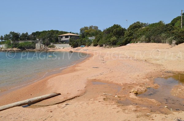 Plage de sable rosée à Pietrosella - Corse du Sud