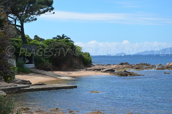 Cale de mise à l'eau sur la pointe de Porticcio