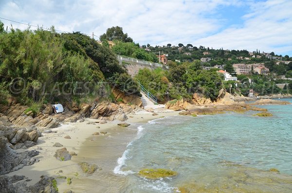 Crique de sable à côté de la plage de Saint-Clair au Lavandou