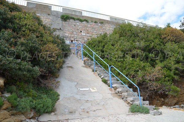 Accès à la crique Saint Clair au Lavandou